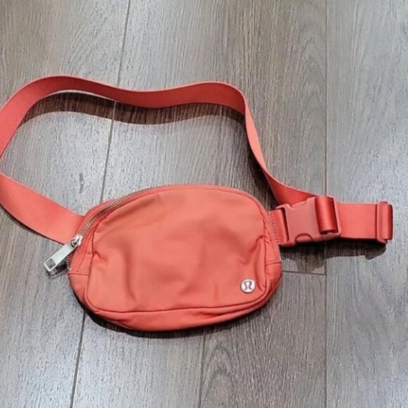Lululemon everything belt bag - Picture 2 of 7